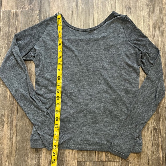 Forever21 Cut Out Open Back Long Sleeve Gray Workout Top T- Shirt Activewear XS - Picture 10 of 11